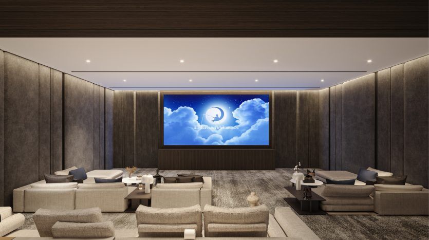 Salle de cinéma maison moderne avec des sièges gris moelleux, des murs lambrissés sombres et un grand écran affichant une animation de lune et de nuages. L'éclairage ambiant renforce l'atmosphère chaleureuse de cette villa à Dubaï.
