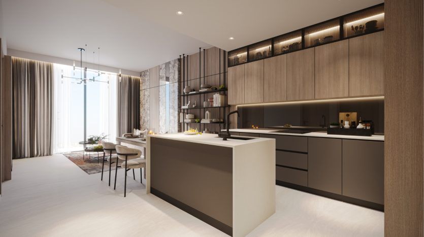 Intérieur de cuisine moderne au design élégant comprenant des armoires en bois, un îlot central et un coin repas avec des suspensions dans une élégante villa de Dubaï. Un mélange de tons neutres et de lumière naturelle met en valeur l'espace.