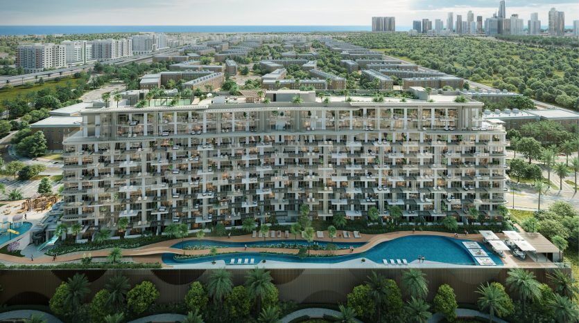Une grande villa moderne à Dubaï avec des balcons verdoyants surplombe une piscine commune, située dans un vaste paysage urbain entouré de verdure.