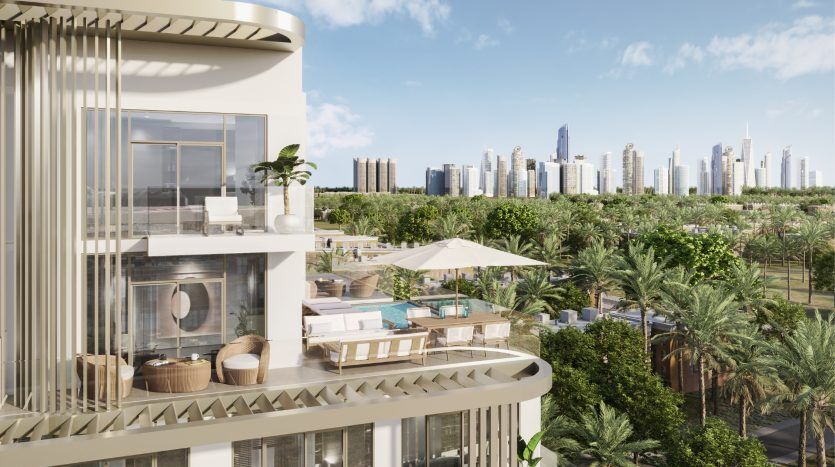 Balcon d'appartement luxueux à Dubaï surplombant un paysage urbain luxuriant avec des gratte-ciel au loin, doté d'un mobilier d'extérieur élégant et d'une verdure vibrante sous un ciel clair.