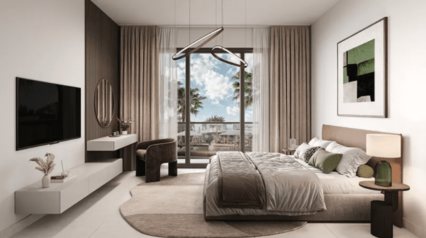 Chambre Verdes moderne avec une grande fenêtre offrant une vue panoramique sur les palmiers et un ciel nuageux. La chambre dispose d'un lit soigneusement fait, d'une télévision murale, d'une chaise élégante, d'un éclairage contemporain et d'une décoration minimaliste dans des tons neutres. Une œuvre d’art abstraite encadrée orne le mur.