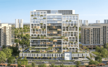 Fairway Residences Prescott est un immeuble d'appartements moderne à plusieurs étages avec des sections de verdure sur différents étages. D'autres bâtiments similaires l'entourent et de grands gratte-ciel sont visibles en arrière-plan. Les palmiers et l'aménagement paysager embellissent l'espace devant le bâtiment.