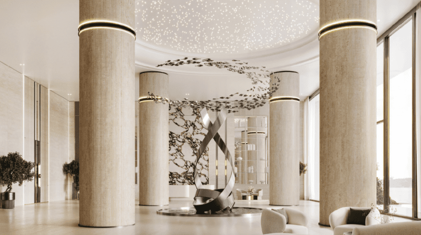 Un hall d'entrée moderne avec de hautes colonnes cylindriques, une sculpture centrale abstraite en métal, des plafonniers ressemblant à des étoiles, de grandes fenêtres et d'élégants sièges avec des plantes et des meubles légers.