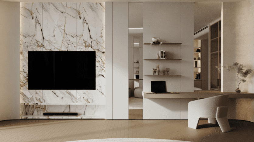 Espace de vie moderne avec un mur d'accent en marbre sur lequel est fixée une télévision, des étagères encastrées avec de la décoration, un bureau minimaliste avec un ordinateur portable et une chaise blanche contemporaine ; tons neutres et éclairage doux.