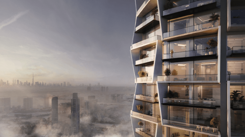 Un immeuble moderne aux balcons de verre surplombe une ville enveloppée de brouillard, avec des gratte-ciel visibles au loin et une douce lumière du soleil éclairant la scène.