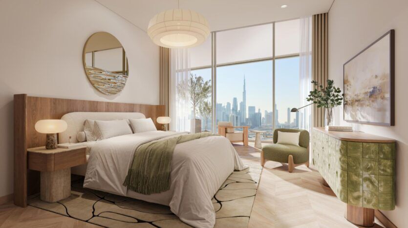 Une chambre moderne avec un grand lit, des meubles en bois et un décor neutre met en valeur un art raffiné. Des fenêtres allant du sol au plafond offrent une vue sur l'horizon de la ville, notamment sur un grand gratte-ciel. Un éclairage doux et des œuvres d'art minimalistes créent une atmosphère confortable et élégante.