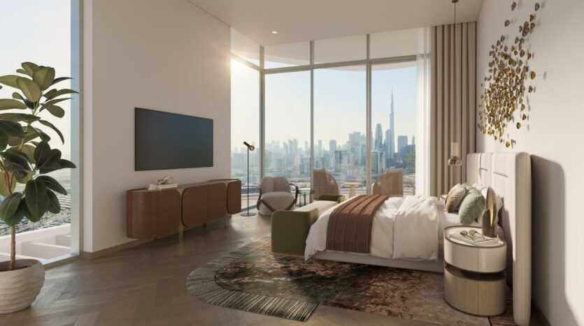 Une chambre moderne avec un grand lit, un mobilier élégant et des fenêtres allant du sol au plafond offrant une vue panoramique sur la ville. La lumière chaude du soleil remplit la pièce, mettant en valeur le décor élégant et l'art tranquille d'une grande plante à côté de la console de télévision.