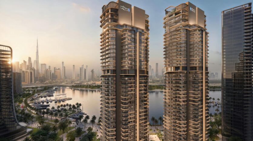 Deux tours modernes aux balcons incurvés mettent en valeur l'art architectural en surplombant un port de plaisance et l'eau, entourés d'arbres et d'autres gratte-ciel. Le Burj Khalifa est visible au loin dans la ligne d'horizon au coucher du soleil.