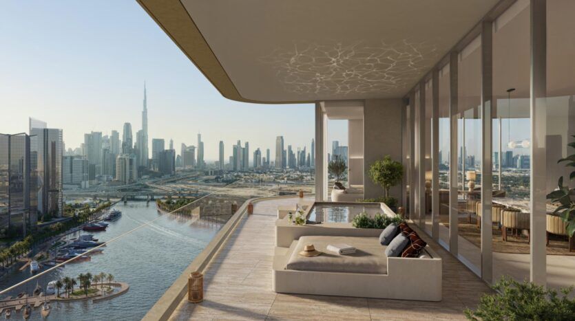 La terrasse luxueuse, dotée de sièges modernes et d'un jacuzzi, donne sur un canal et sur la ligne d'horizon de Dubaï, y compris la Burj Khalifa, sous un ciel dégagé. De grandes portes vitrées révèlent un espace de vie intérieur qui met en valeur l'art et l'élégance raffinés.