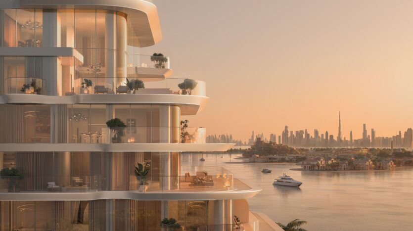 Les appartements de luxe de la tour Bella by Passo sont dotés de balcons incurvés donnant sur des eaux calmes, des yachts et la silhouette d'une ville au coucher du soleil, avec la Burj Khalifa au loin. La scène rayonne de chaleur et de sérénité sous un éclairage doux et doré.