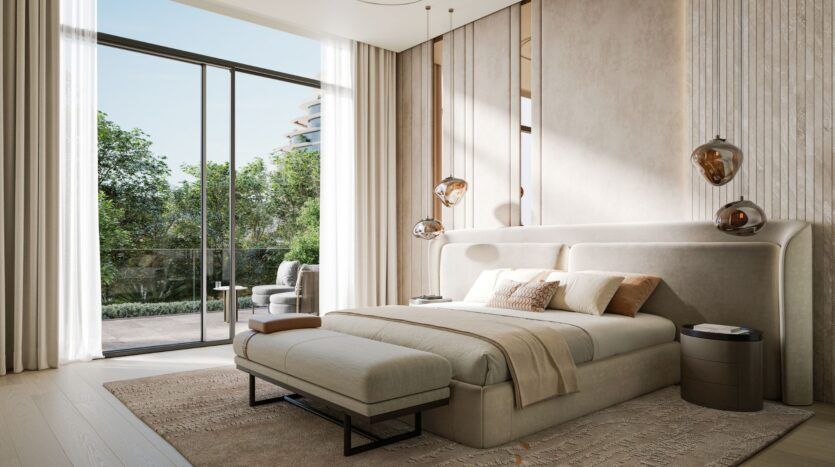 Une chambre à coucher moderne et ensoleillée, décorée par Bella by Passo, avec un grand lit, des lampes suspendues, des fenêtres allant du sol au plafond, des rideaux diaphanes, un banc au pied du lit et un balcon donnant sur les arbres.