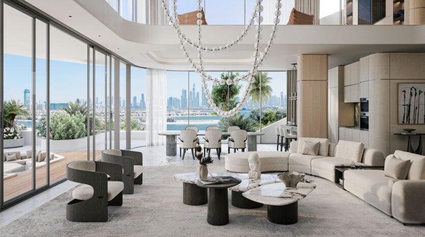 Le salon moderne et spacieux de Bella by Passo est doté de fenêtres allant du sol au plafond, d'un mobilier de couleur claire, de tables en marbre, de lustres imposants et d'une vue sur la ville. Une salle à manger ouverte et une terrasse extérieure sont visibles.