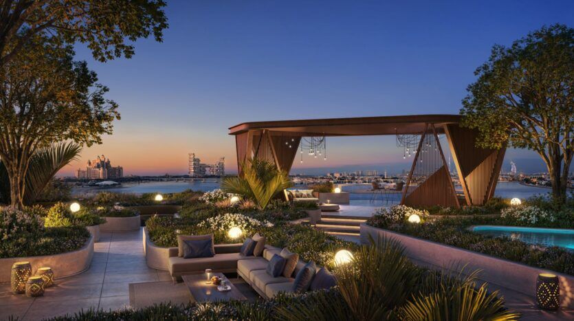 Luxueux salon sur le toit au coucher du soleil, Bella by Passo propose des sièges confortables, des lanternes lumineuses, de la verdure luxuriante et une pergola moderne, offrant une vue imprenable sur l'horizon de la ville et le front de mer lointain.