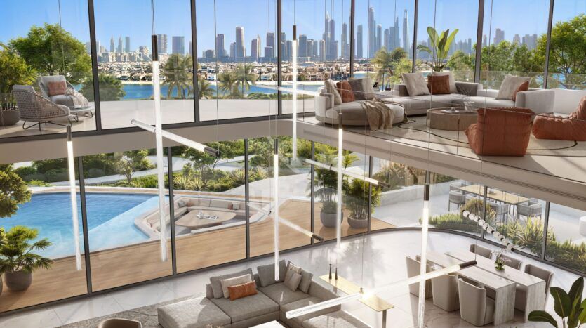 Un salon moderne et luxueux en duplex à Bella by Passo présente des fenêtres allant du sol au plafond, un mobilier élégant, une piscine et un patio à l'extérieur, une verdure luxuriante et une ligne d'horizon époustouflante à l'arrière-plan sous un ciel bleu limpide.