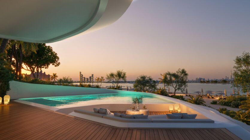 Découvrez Bella by Passo : une terrasse luxueuse avec des sièges en contrebas et une piscine donnant sur l'eau au coucher du soleil, l'horizon de la ville et la verdure luxuriante. L'architecture moderne et élégante s'allie à une ambiance extérieure paisible pour une évasion parfaite.
