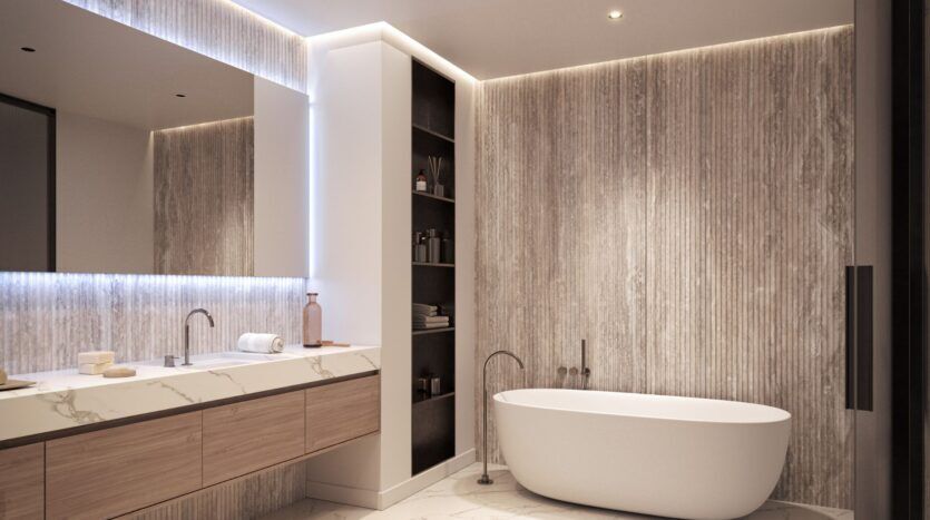 Salle de bains moderne avec baignoire ovale autoportante, meuble-lavabo en marbre Bella by Passo avec deux lavabos, robinets muraux, grand miroir, étagères ouvertes et panneaux muraux texturés, doucement éclairés par des éclairages encastrés et d'appoint.