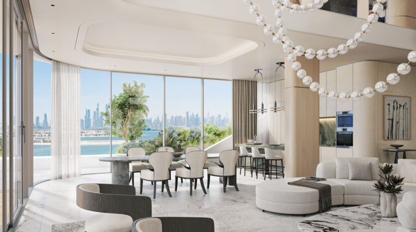 Un salon et une salle à manger modernes et spacieux à Bella by Passo avec de grandes fenêtres allant du sol au plafond, un mobilier élégant, des sols en marbre et une vue panoramique sur l'horizon de la ville et l'eau. Des lustres sphériques sont suspendus au plafond.