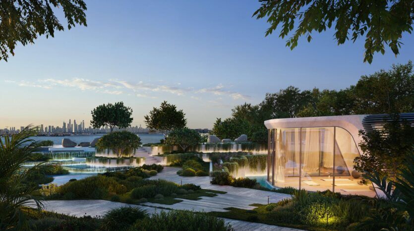 Le bâtiment moderne en verre, Bella by Passo, présente une architecture incurvée qui donne sur les jardins paysagers, les piscines et la verdure luxuriante au coucher du soleil, avec une ligne d'horizon lointaine de la ville visible sous un ciel dégagé.