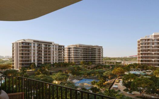 Vue depuis un balcon donnant sur les immeubles d'appartements modernes du complexe « The Canopies by Aldar », entourés d'arbres, d'une piscine et de terrains de sport, sous un ciel bleu limpide.