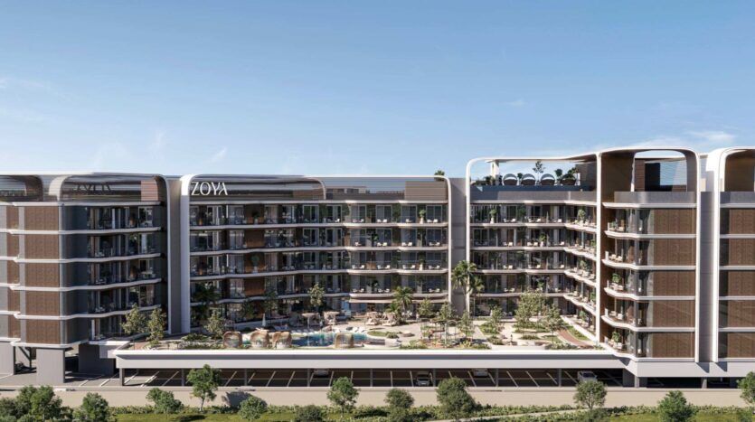 Un immeuble moderne de plusieurs étages portant le nom de « ZOYA » se distingue par ses balcons, ses grandes baies vitrées, ses espaces verts sur le toit et sa cour paysagée dotée d’une piscine et de coins détente sous un ciel dégagé — un cadre accueillant qui rappelle l’élégance sereine du Mirari Lagoon by Zoya.