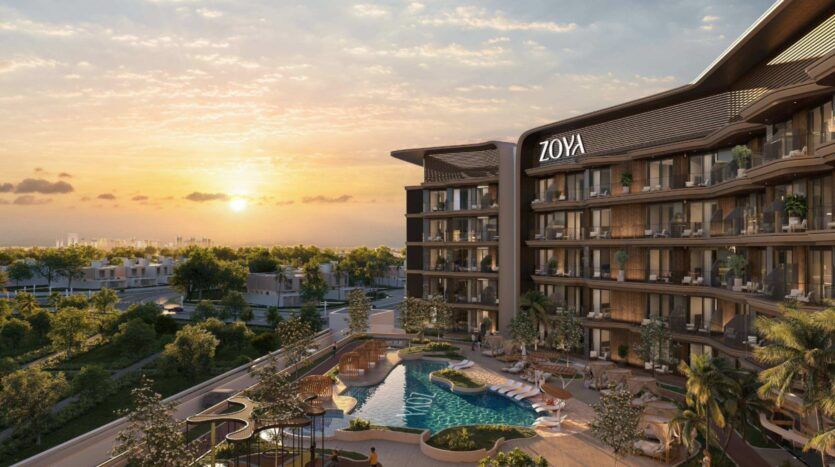 L'hôtel moderne ZOYA, doté de balcons, donne sur une piscine, des palmiers et un espace détente au coucher du soleil, au cœur d'un écrin de verdure avec la silhouette de la ville en arrière-plan. Venez découvrir l'ambiance paisible du Mirari Lagoon by Zoya, où un design raffiné se marie à la beauté sereine de la nature.