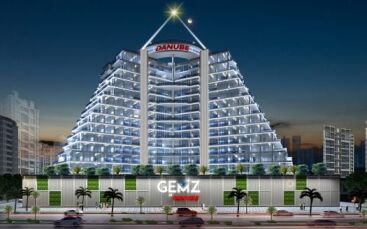 Rendu numérique d'une villa moderne de grande hauteur à Dubaï avec des fenêtres éclairées au crépuscule, avec une signalisation bien visible pour "danube" et "gemz by danube". Verdure luxuriante et scène de rue animée