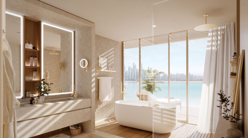 Une salle de bains luxueuse dotée d'une baignoire autonome, face à une grande fenêtre offrant une vue panoramique sur les toits de la ville côtière de Dubaï. L'intérieur comprend du parquet et un design moderne et esthétique.