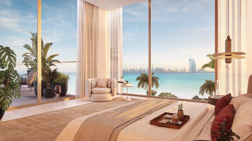 Chambre luxueuse et moderne dans une villa de Dubaï avec vue panoramique sur les toits de la ville et l'océan, comprenant un grand lit, des meubles élégants et un balcon avec des plantes tropicales.