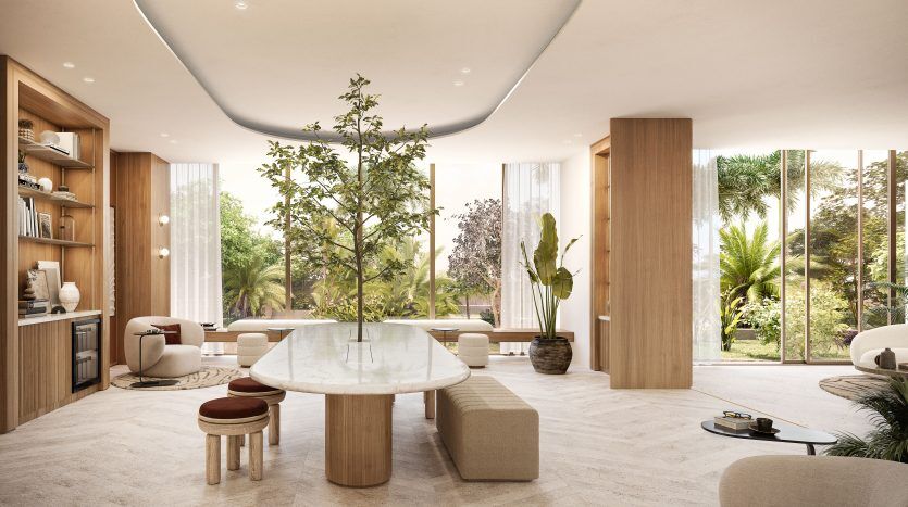 Un salon spacieux et moderne dans un appartement de Dubaï avec de grandes fenêtres donnant sur un jardin luxuriant. Il comprend une table en marbre, des étagères en bois, des canapés beiges et des plantes d'intérieur, avec un plafond au design unique.