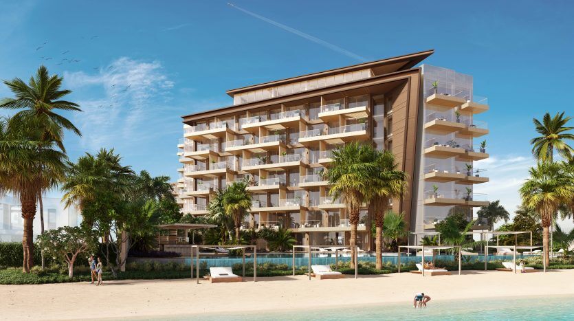 Villa moderne en bord de mer à Dubaï avec des balcons spacieux, entourés de palmiers, avec des gens profitant de la plage et d'un ciel bleu clair.