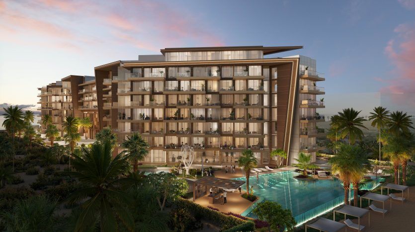 Un hôtel de luxe moderne au crépuscule, doté de balcons, de grandes fenêtres et d'une piscine entourée de palmiers, sur un ciel rose et violet à Dubaï.
