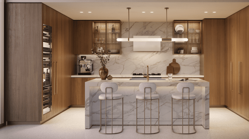 Une villa moderne à Dubaï comprenant des armoires en bois, un dosseret et un comptoir en îlot en marbre, trois tabourets de bar, des appareils électroménagers intégrés et un élégant luminaire suspendu.