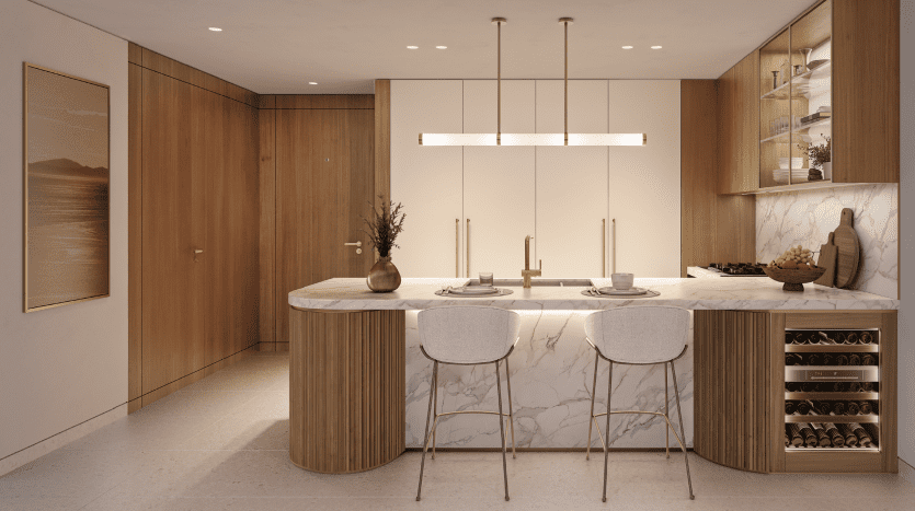Intérieur de cuisine moderne dans une villa de Dubaï comprenant un îlot en marbre avec deux tabourets, des armoires en bois et d'élégantes suspensions, créant une ambiance chaleureuse et accueillante.