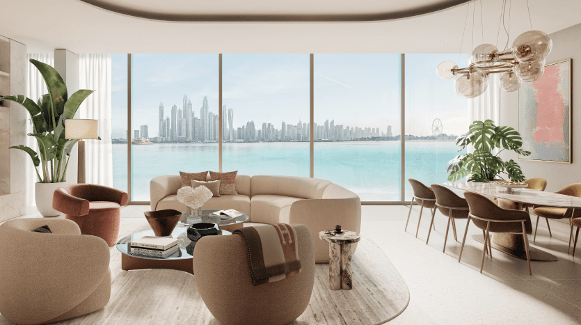 Un salon élégant avec un canapé beige, des chaises rondes et un coin repas. Les baies vitrées offrent une vue panoramique sur l'horizon moderne de Dubaï au bord de l'océan. Ambiance lumineuse et aérée.