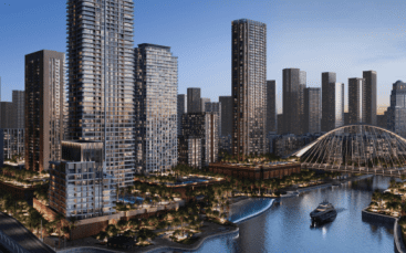 Un paysage urbain moderne au crépuscule avec des gratte-ciel imposants avec des fenêtres éclairées, un pont incurvé au-dessus d'une rivière et un bateau de l'immobilier Dubaï naviguant sur l'eau.