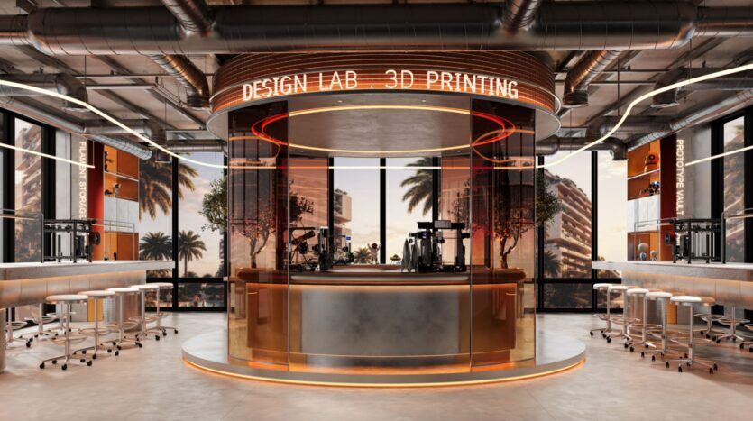 Laboratoire moderne d'impression 3D chez Raw District by Imtiaz, avec un poste de travail circulaire, un éclairage d'appoint orange, des tabourets, de grandes fenêtres avec vue sur les palmiers et les bâtiments contemporains, ainsi qu'un plafond de style industriel avec des tuyaux apparents.