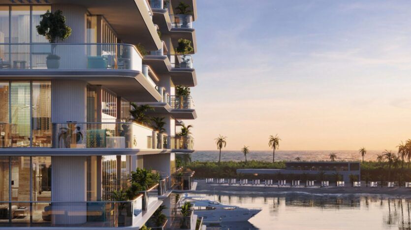 Les balcons des appartements modernes, dotés de balustrades en verre et agrémentés de plantes aux couleurs vives, donnent sur un front de mer paisible parsemé de yachts et de palmiers, avec en toile de fond un ciel aux couleurs du coucher de soleil, reflétant ainsi l'élégance raffinée du Château Piétrus.
