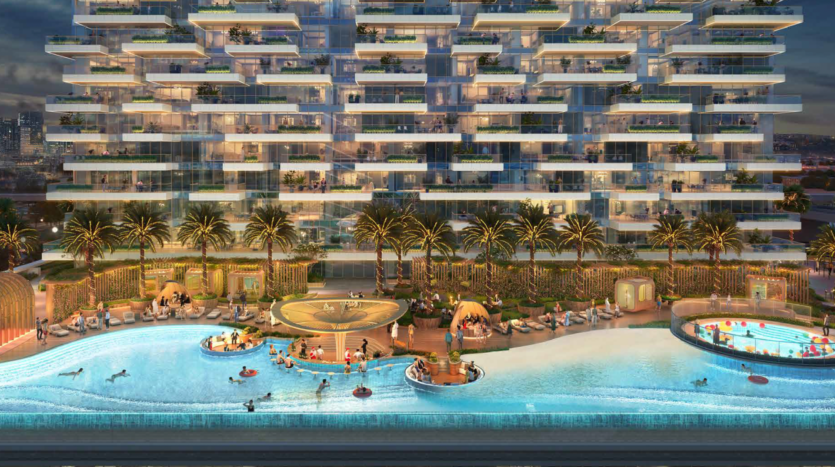 Un luxueux condominium Damac avec balcons et espaces verts, illuminés au crépuscule. À l'avant, la piscine extérieure inspirée de Safa comprend des palmiers, des chaises longues et des personnes nageant autour d'une plate-forme circulaire au centre.